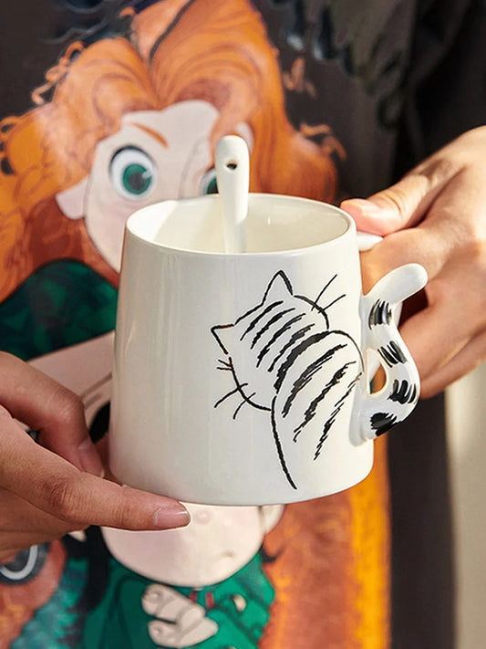 Creative White Porcelain Cat on The Way Coffee Cup Cute Three-dimensional Animal Shape Ceramic Teacup Couple Mug Home Mug Decor